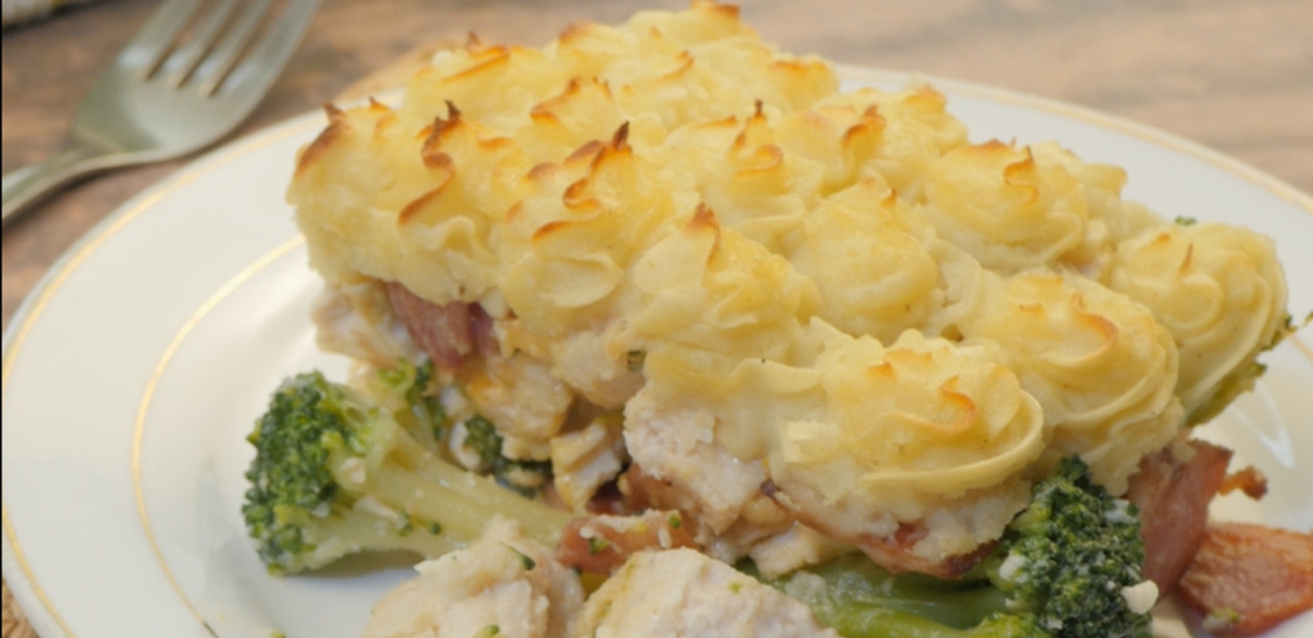 Cheesy Chicken, Bacon & Broccoli Pie